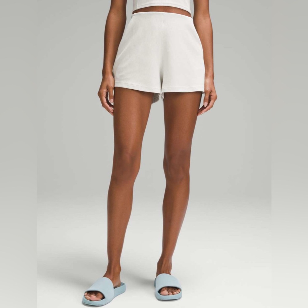 Lululemon Ribbed Softstreme High-Rise Short 2"
Bone